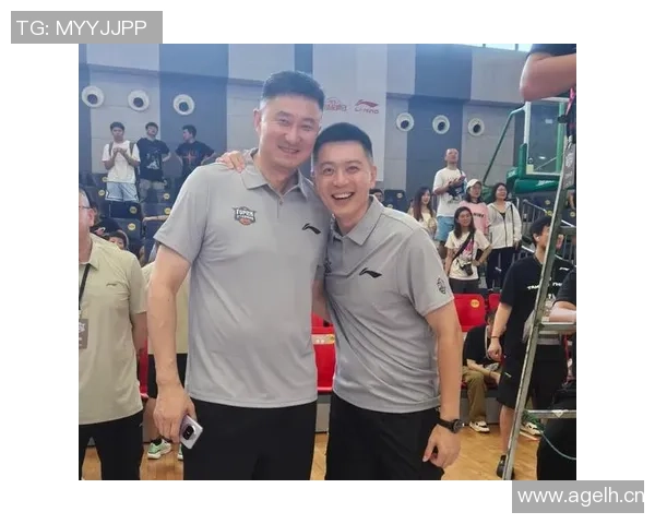 杨鸣与杜锋赛后微笑拥抱展现对输球的坦然态度